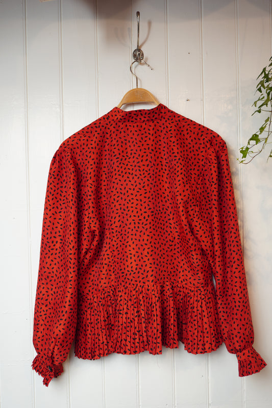 Röd vintageblus med plisserade volanger – Philip Collection