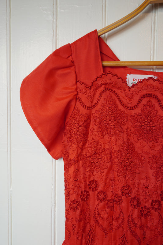 Röd vintageklänning med broderier – Ruth Thad