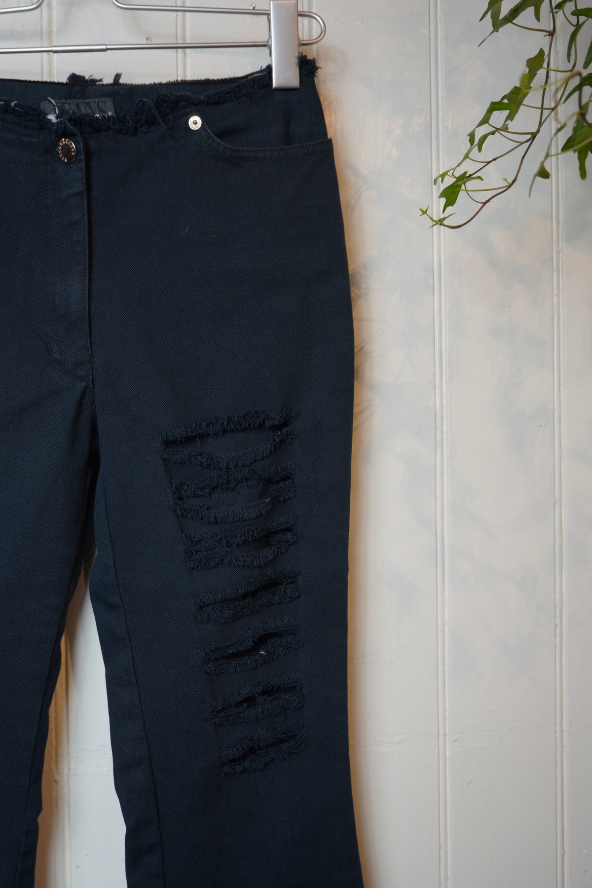 Lågmidjade jeans med slitningar – Rocco Barocco
