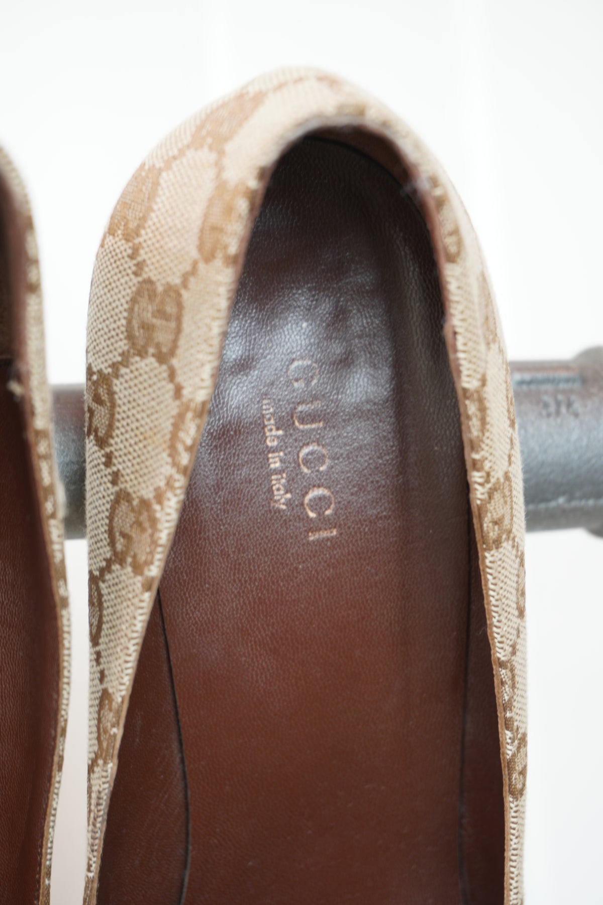 Gucci pumps med GG-monogram och gulddetaljer
