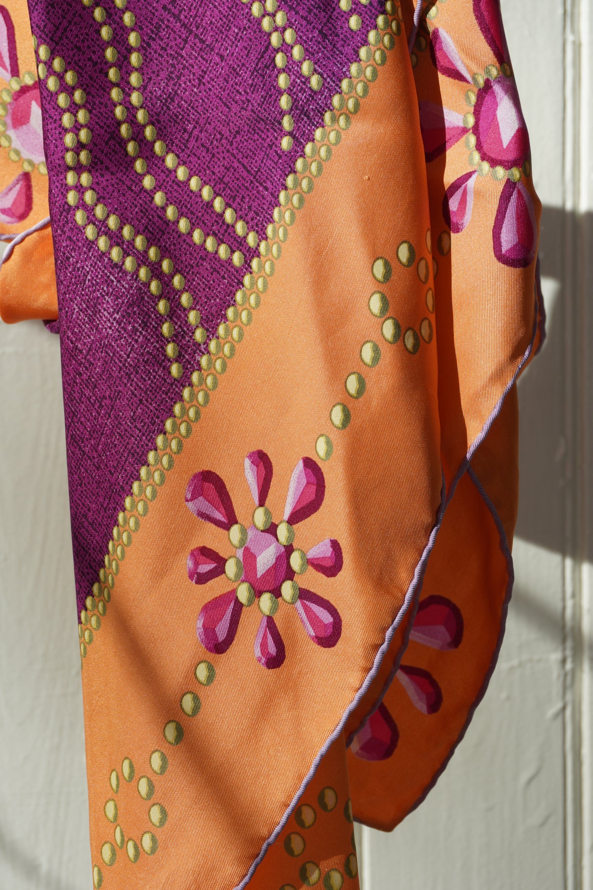 André Claude Canova sidenscarf med grafiskt blommönster