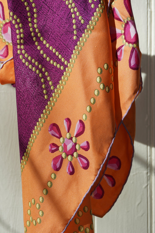 André Claude Canova sidenscarf med grafiskt blommönster
