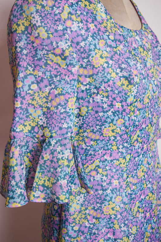 Blommig vintageklänning med volangärm