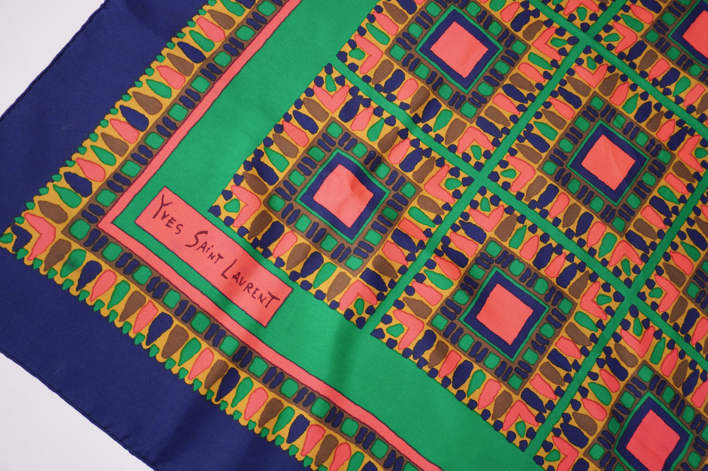 Vintage Yves Saint Laurent sidenscarf – grafiskt mönster 1970's
