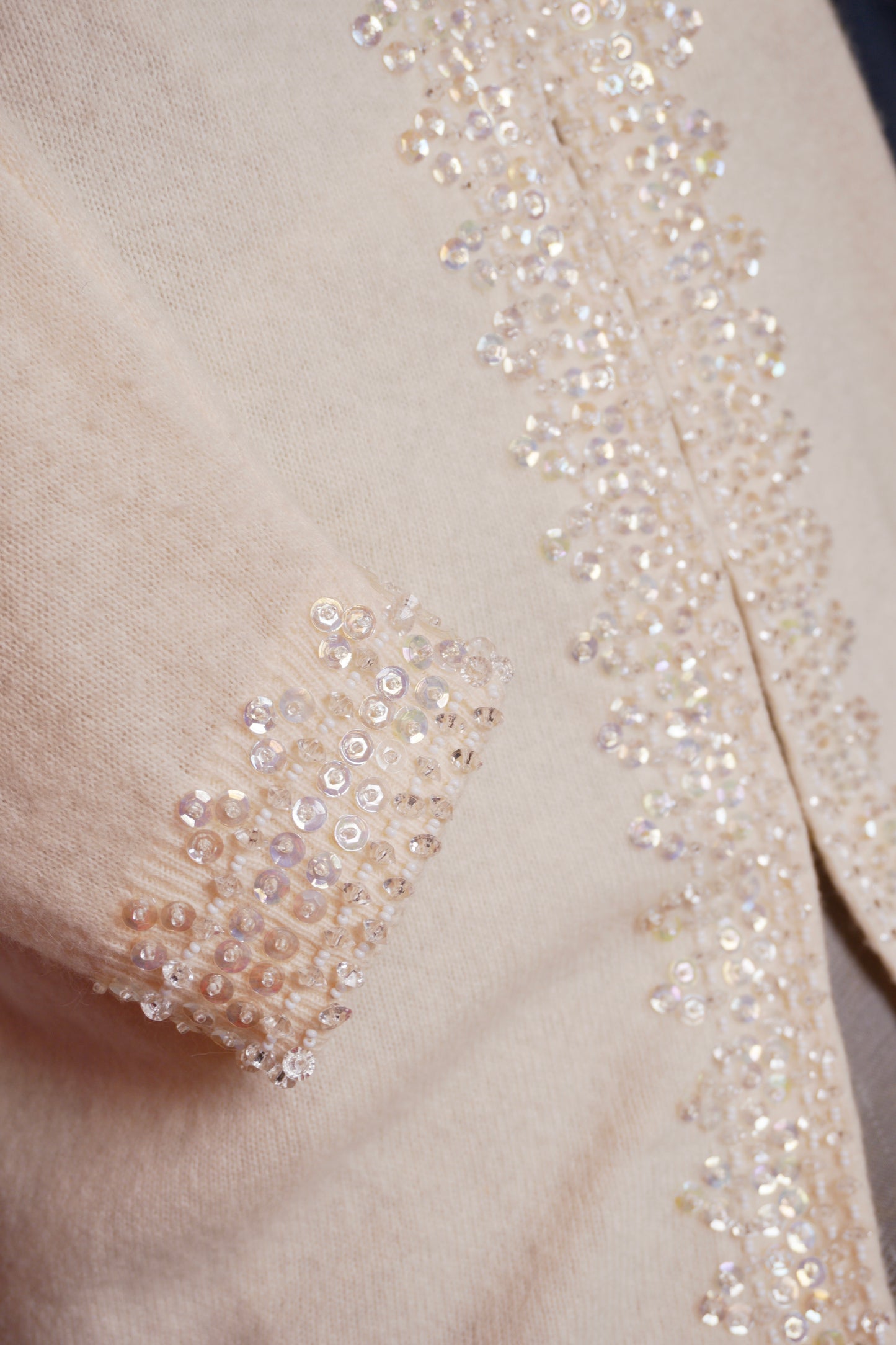 Kofta med pärlor och paljetter