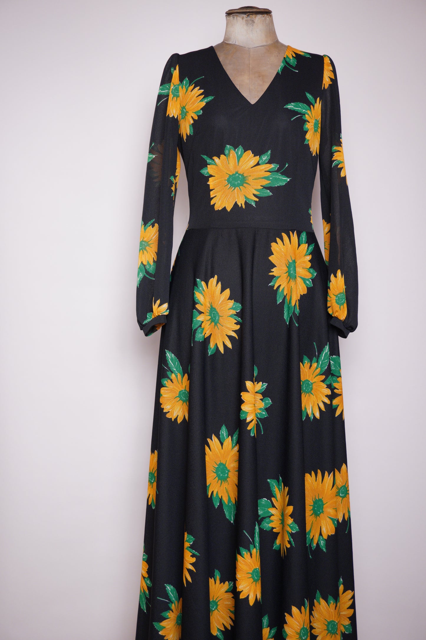 Långklännig med solrosor 70-tal