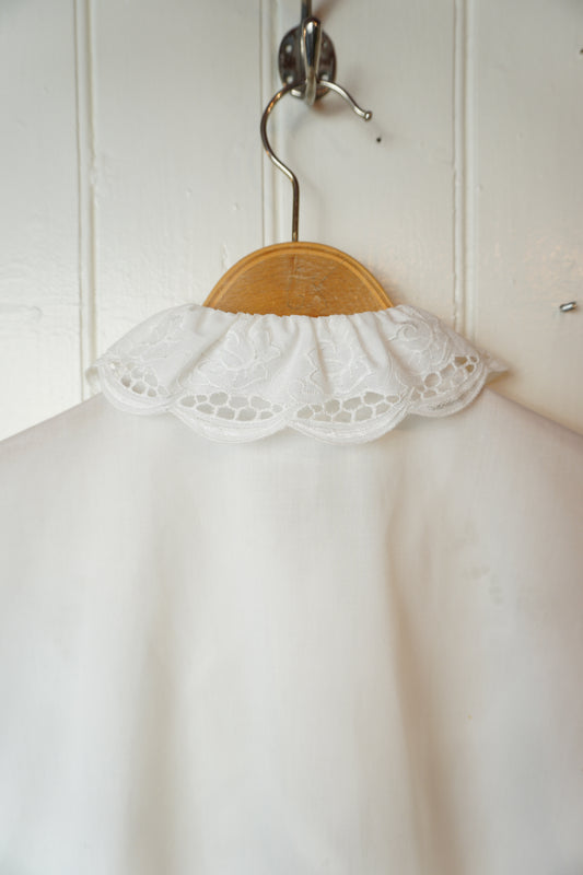 Vit vintageblus med brodyr