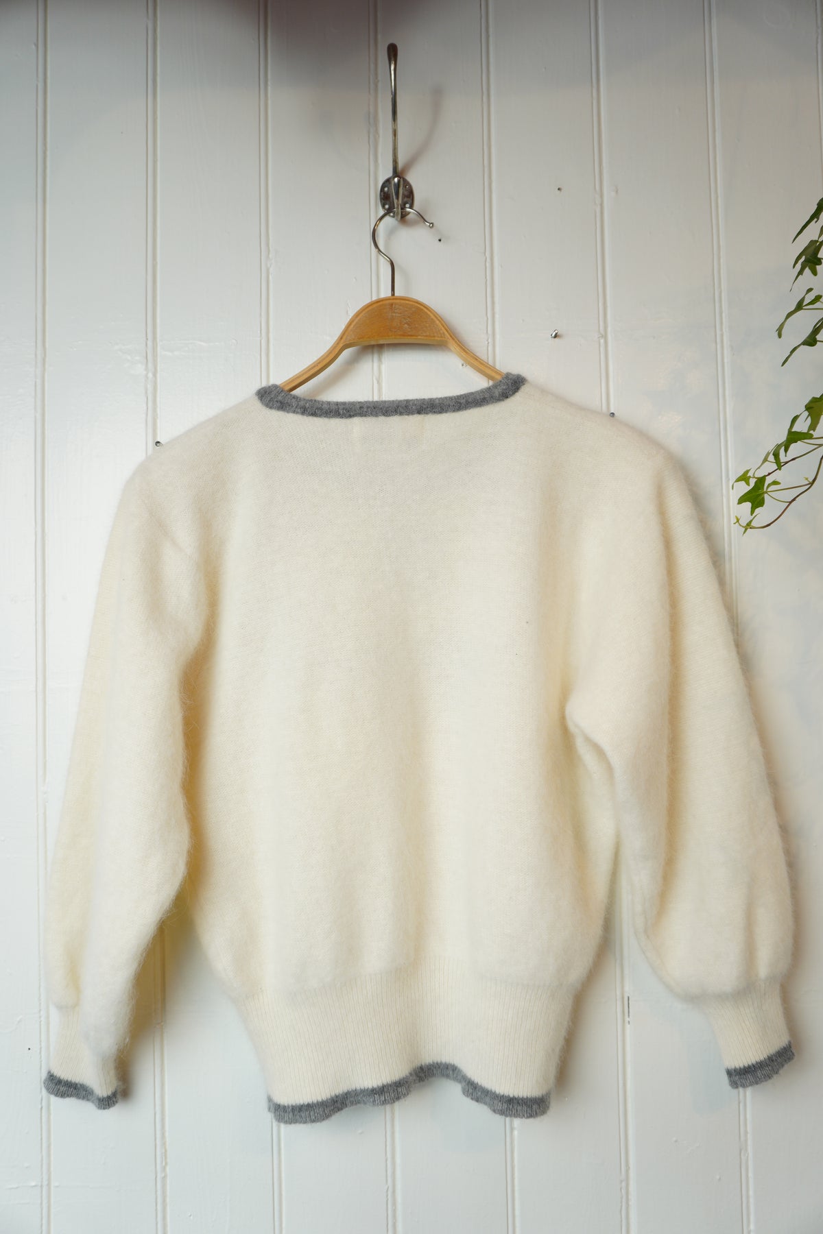 Vintage angoratröja med blombrodyr