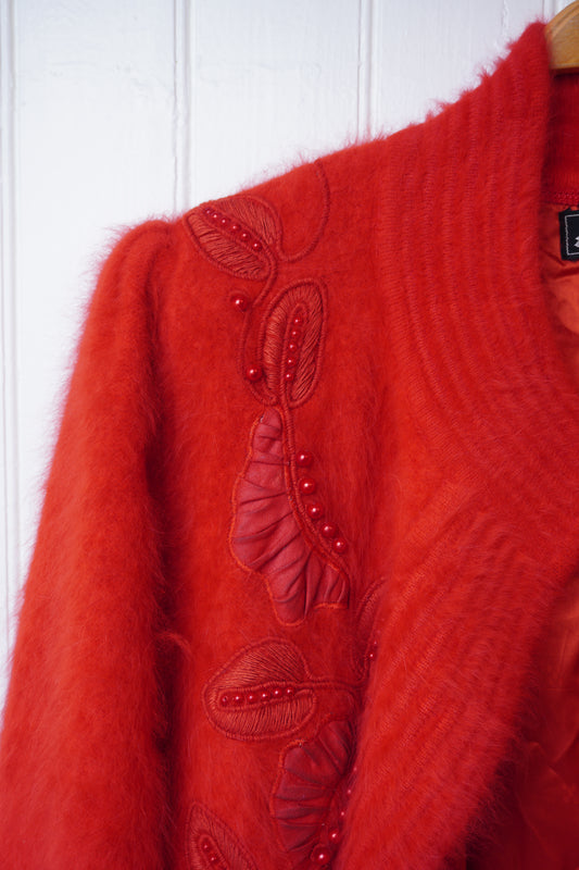 Röd angorakofta med broderier – 1980-tal