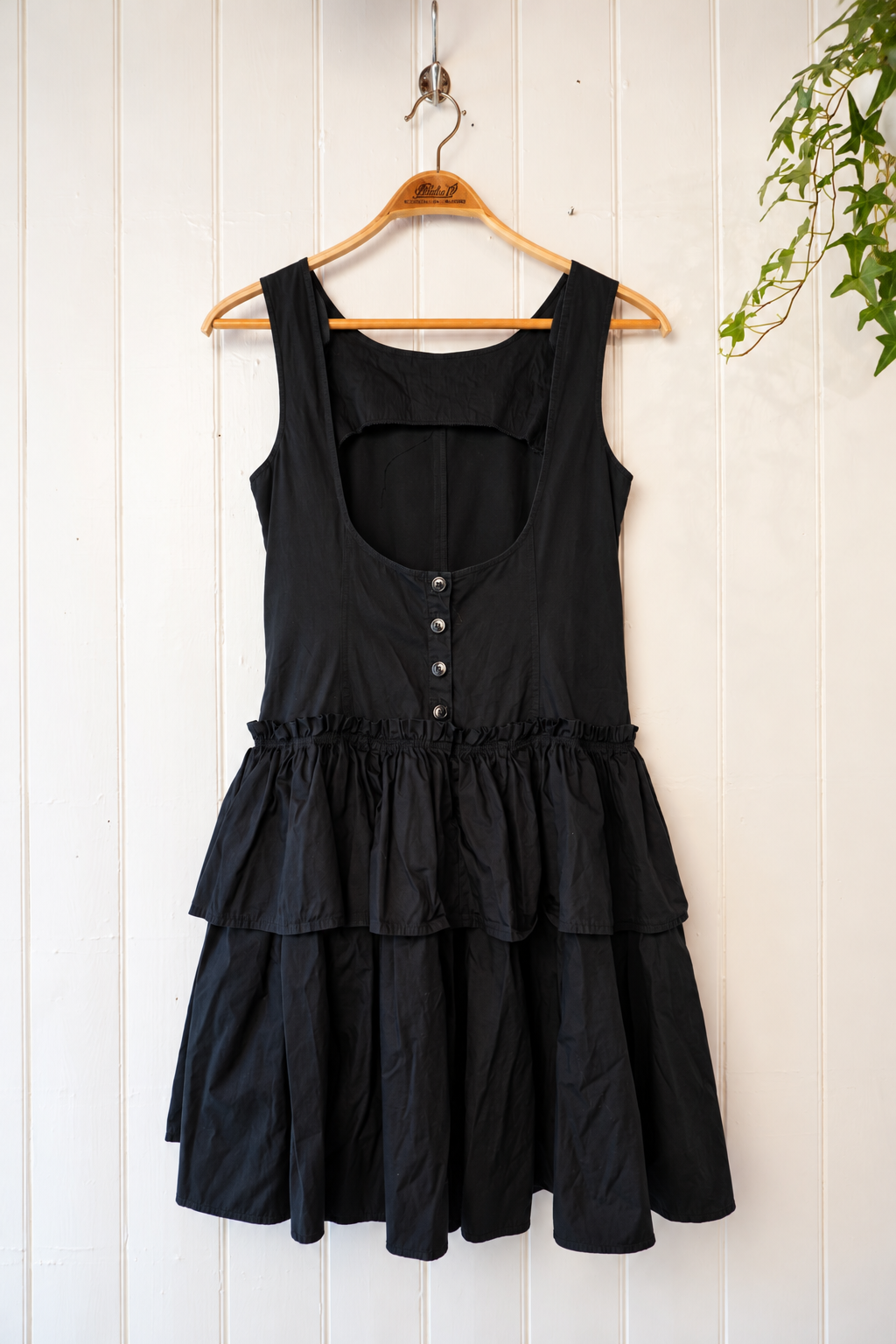 Svart vintageklänning med volanger – Escada