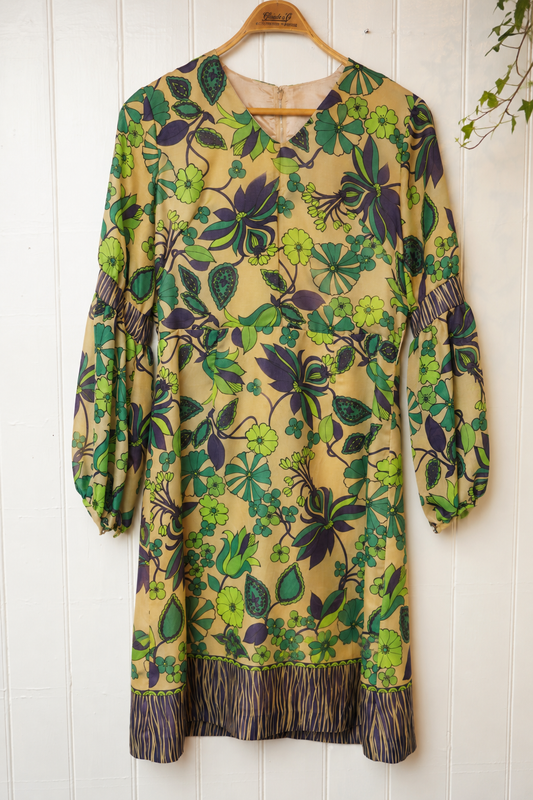 Blommig vintageklänning med ballongärmar – Shubette