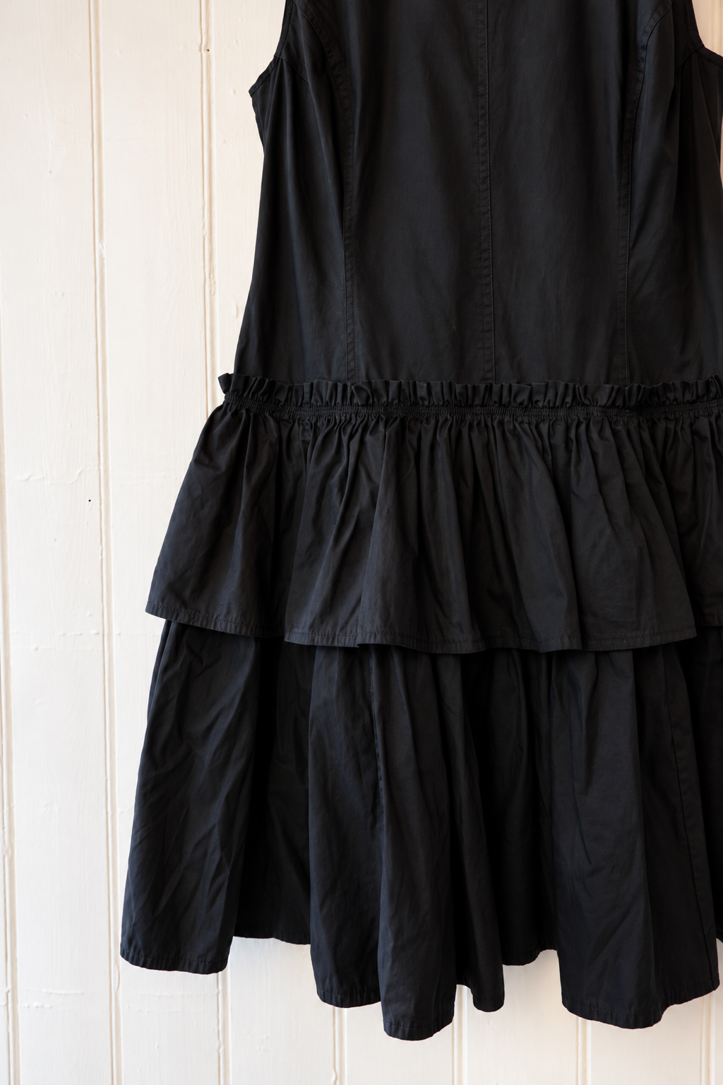 Svart vintageklänning med volanger – Escada