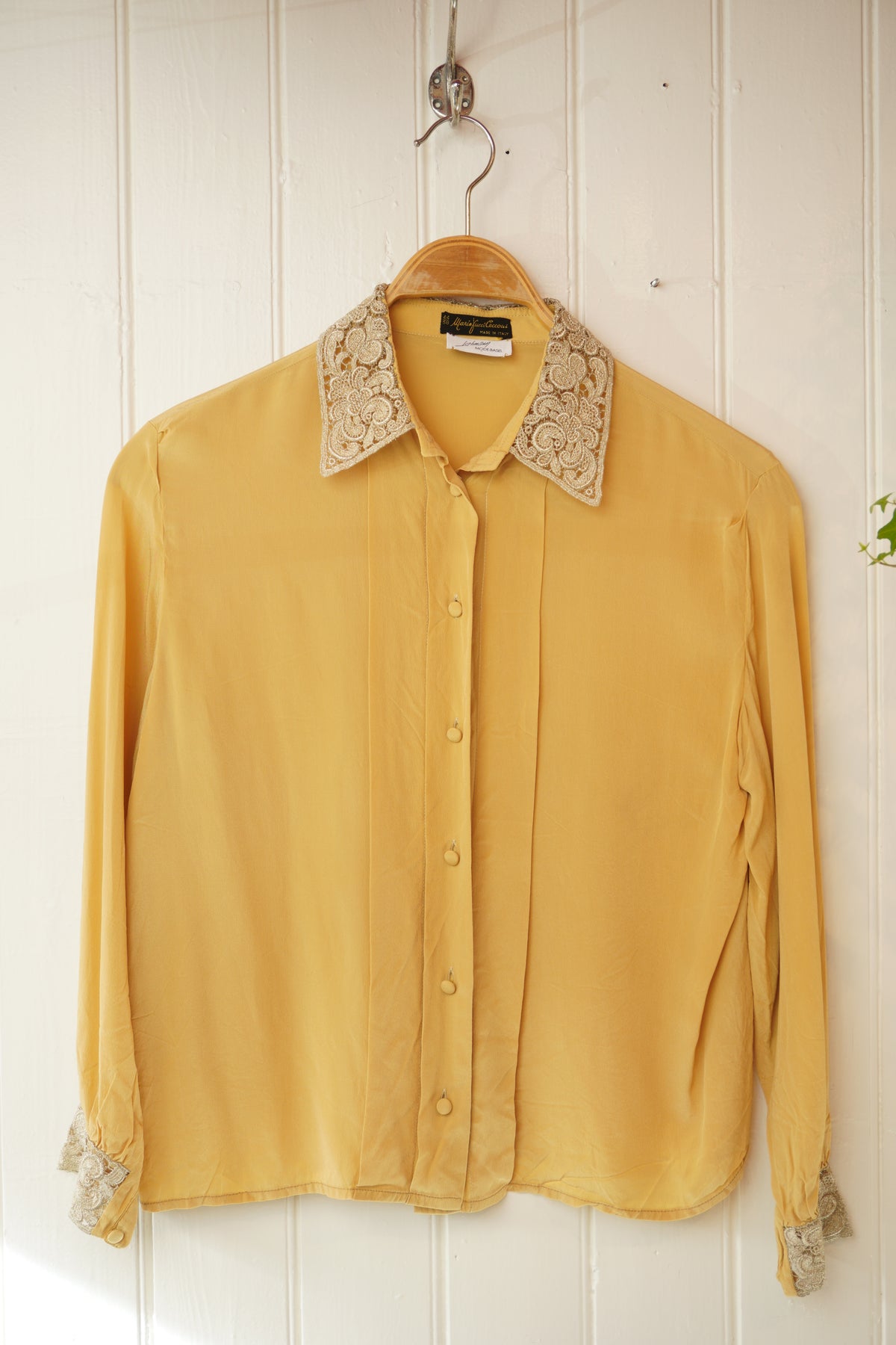 Gul blus med broderad spetskrage – Mario Pucci Cecconi