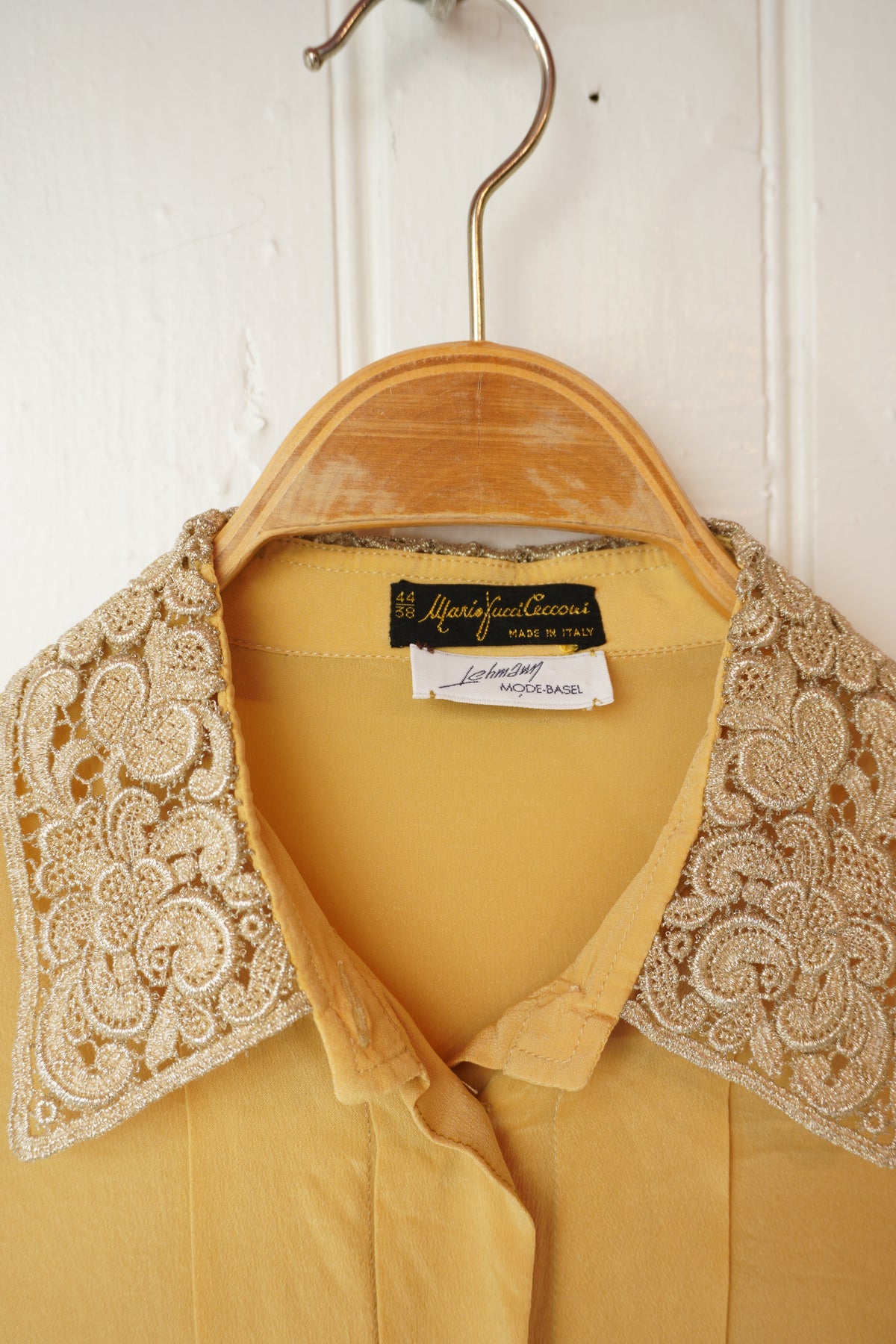Gul blus med broderad spetskrage – Mario Pucci Cecconi