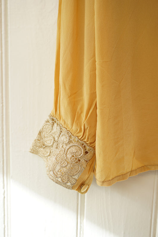 Gul blus med broderad spetskrage – Mario Pucci Cecconi
