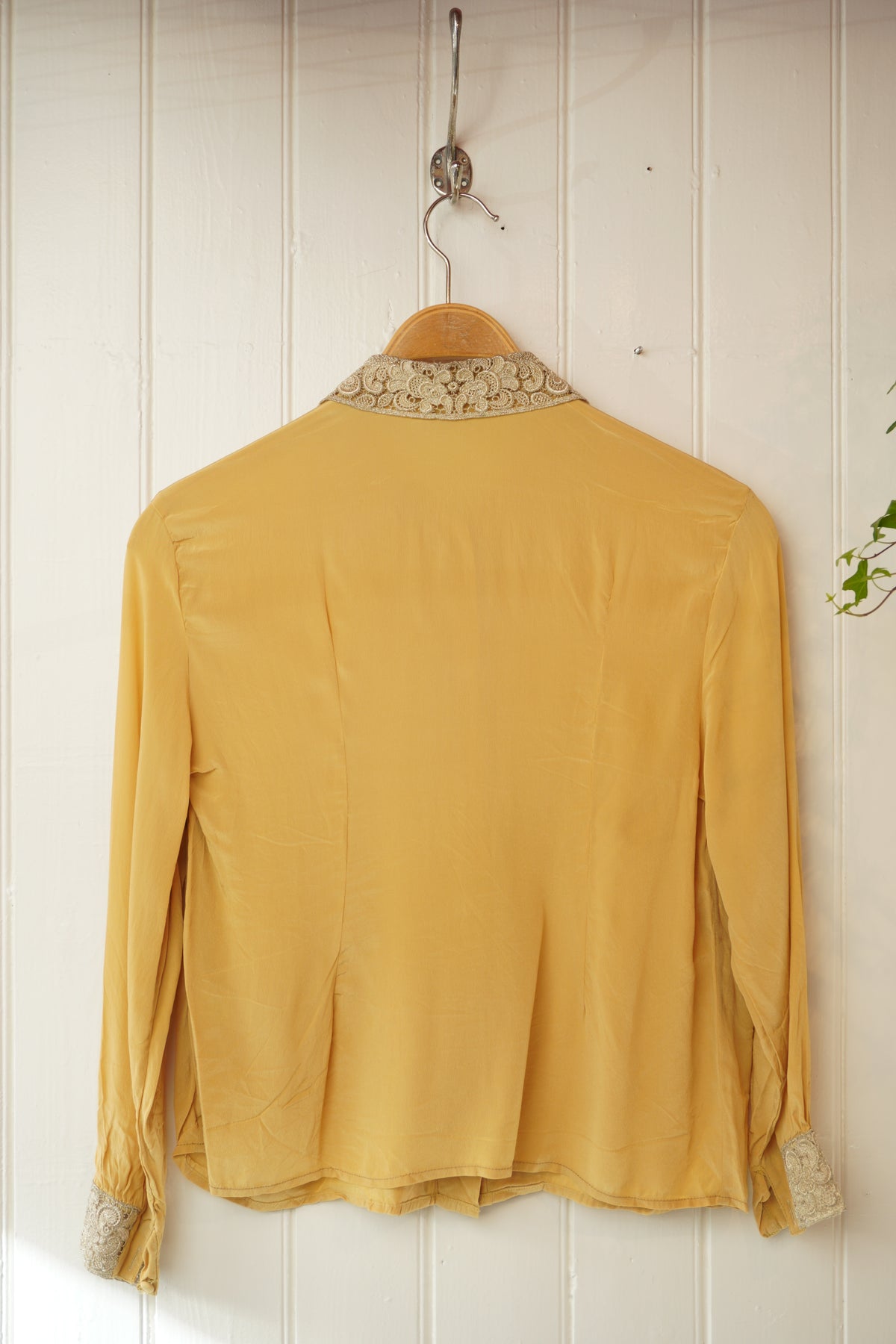 Gul blus med broderad spetskrage – Mario Pucci Cecconi