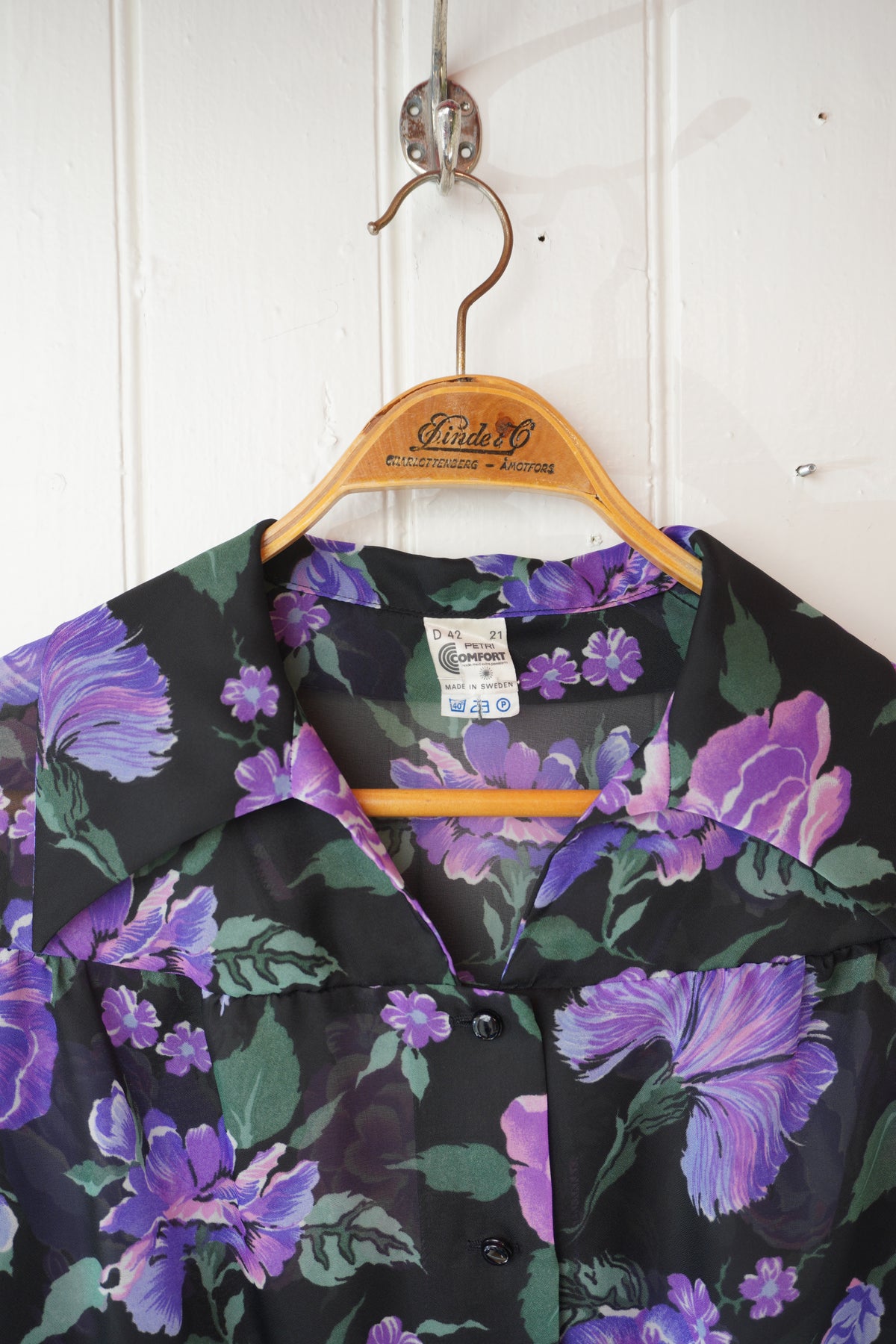 Blommig vintageblus med knyt – Petri