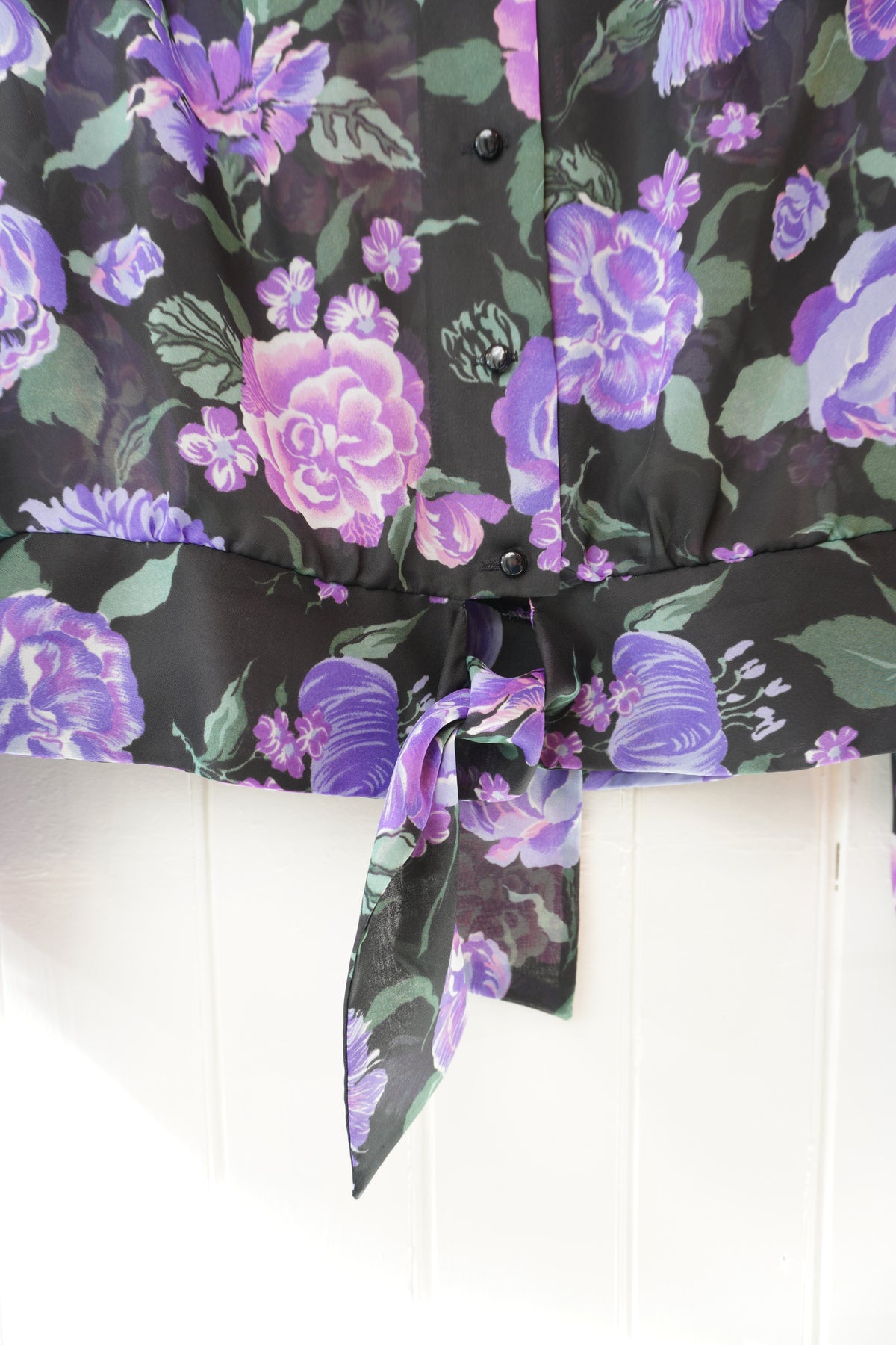Blommig vintageblus med knyt – Petri