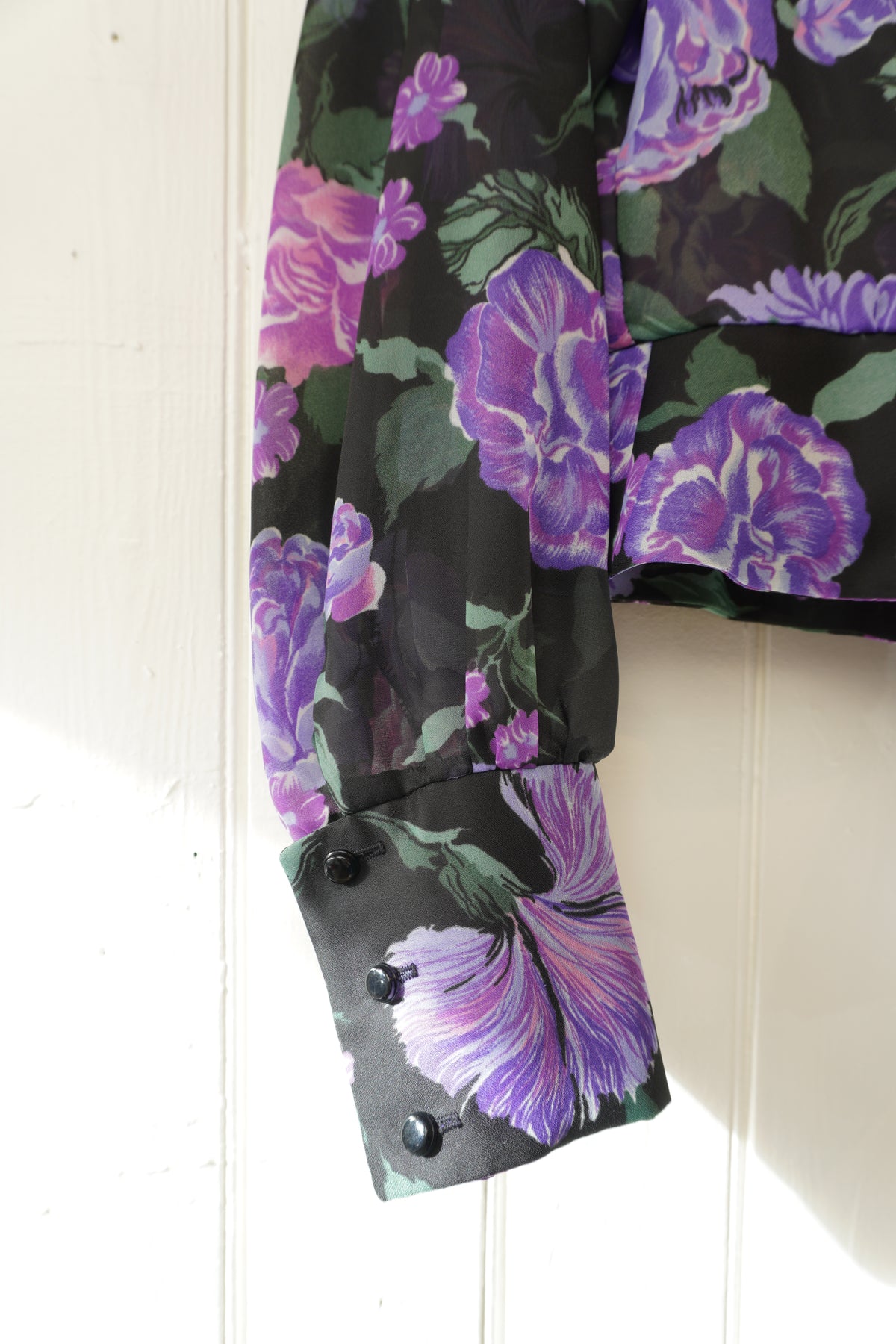 Blommig vintageblus med knyt – Petri