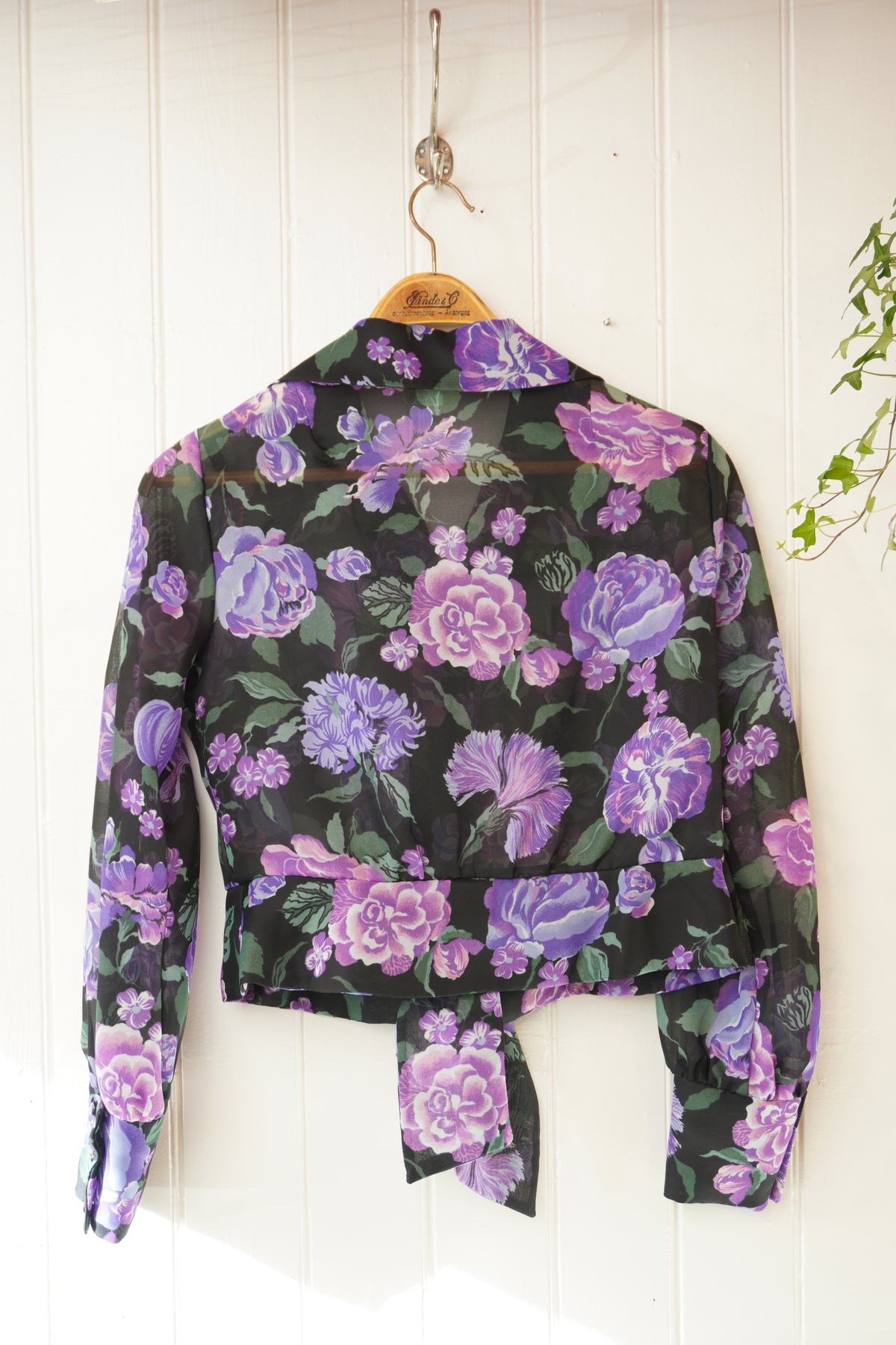 Blommig vintageblus med knyt – Petri