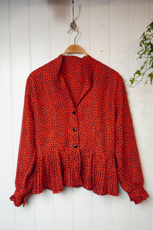 Röd vintageblus med plisserade volanger – Philip Collection