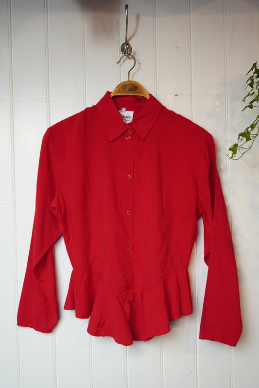 Röd vintageblus med volang – KappAhl