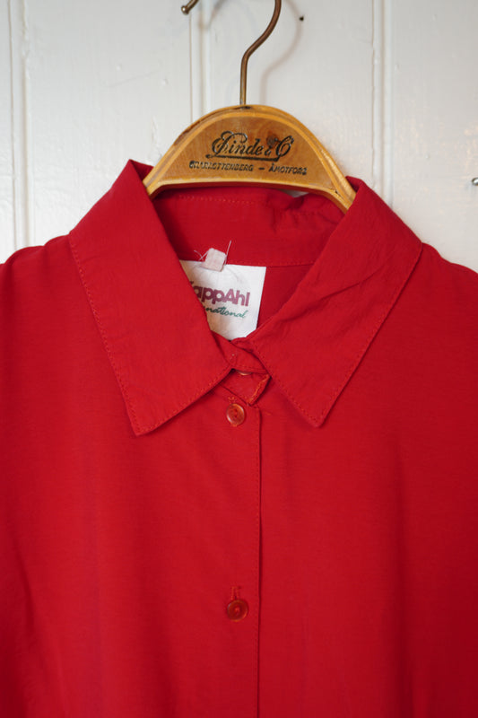 Röd vintageblus med volang – KappAhl