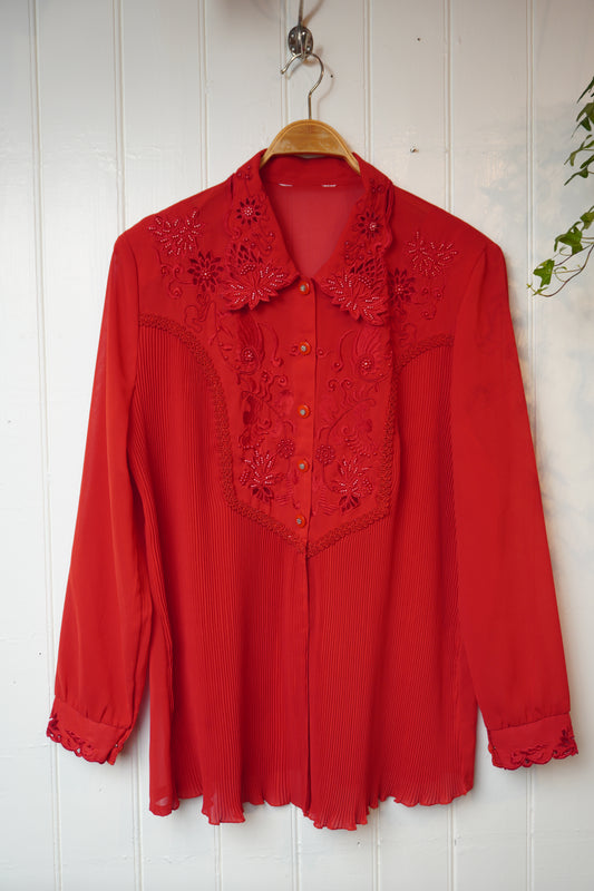 Röd vintageblus med broderier och pärlor