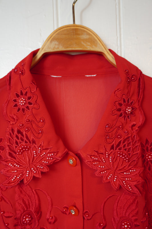 Röd vintageblus med broderier och pärlor