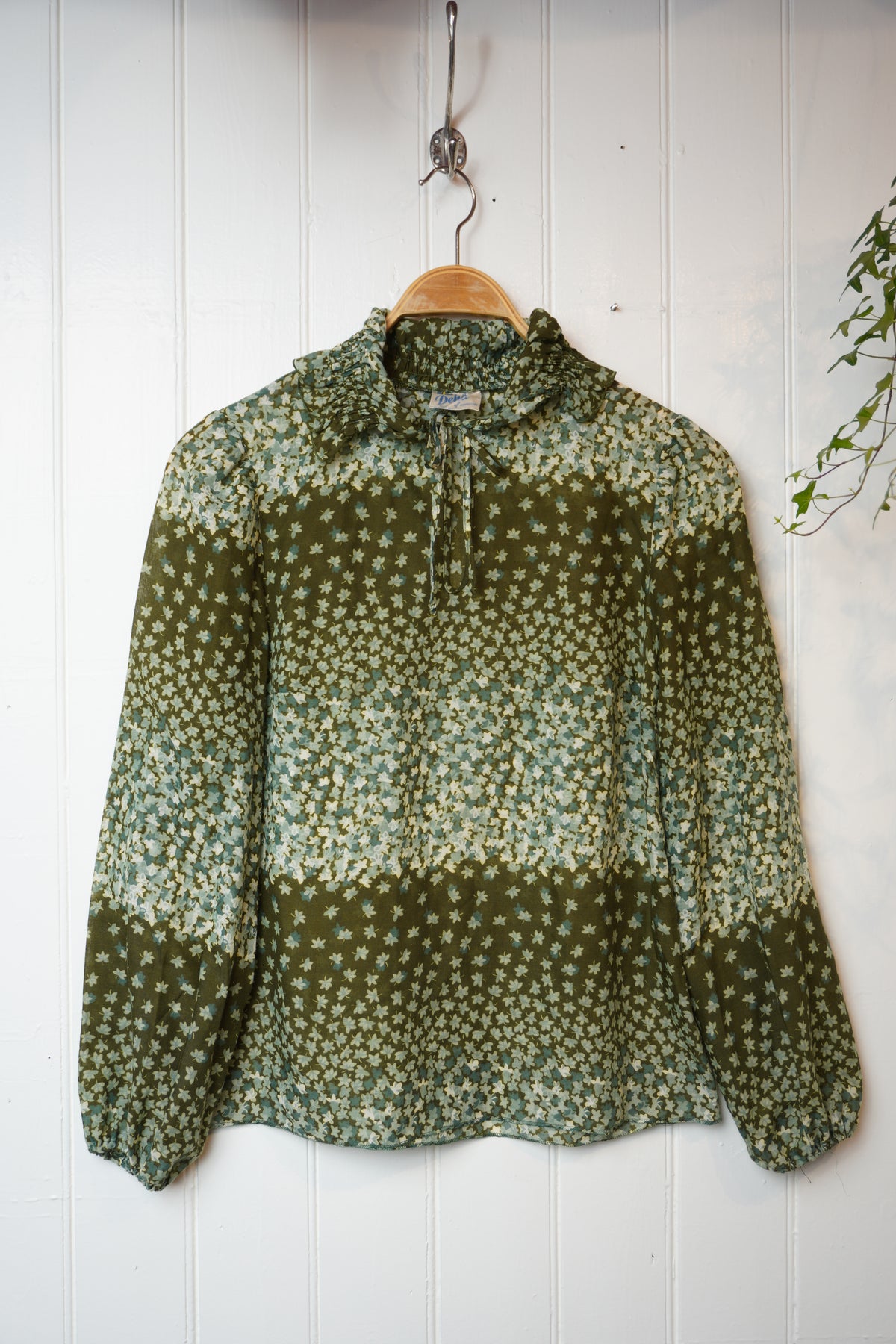 Grönblommig vintageblus med knytband – Dehå