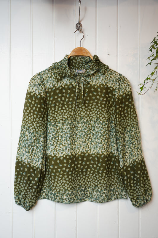 Grönblommig vintageblus med knytband – Dehå