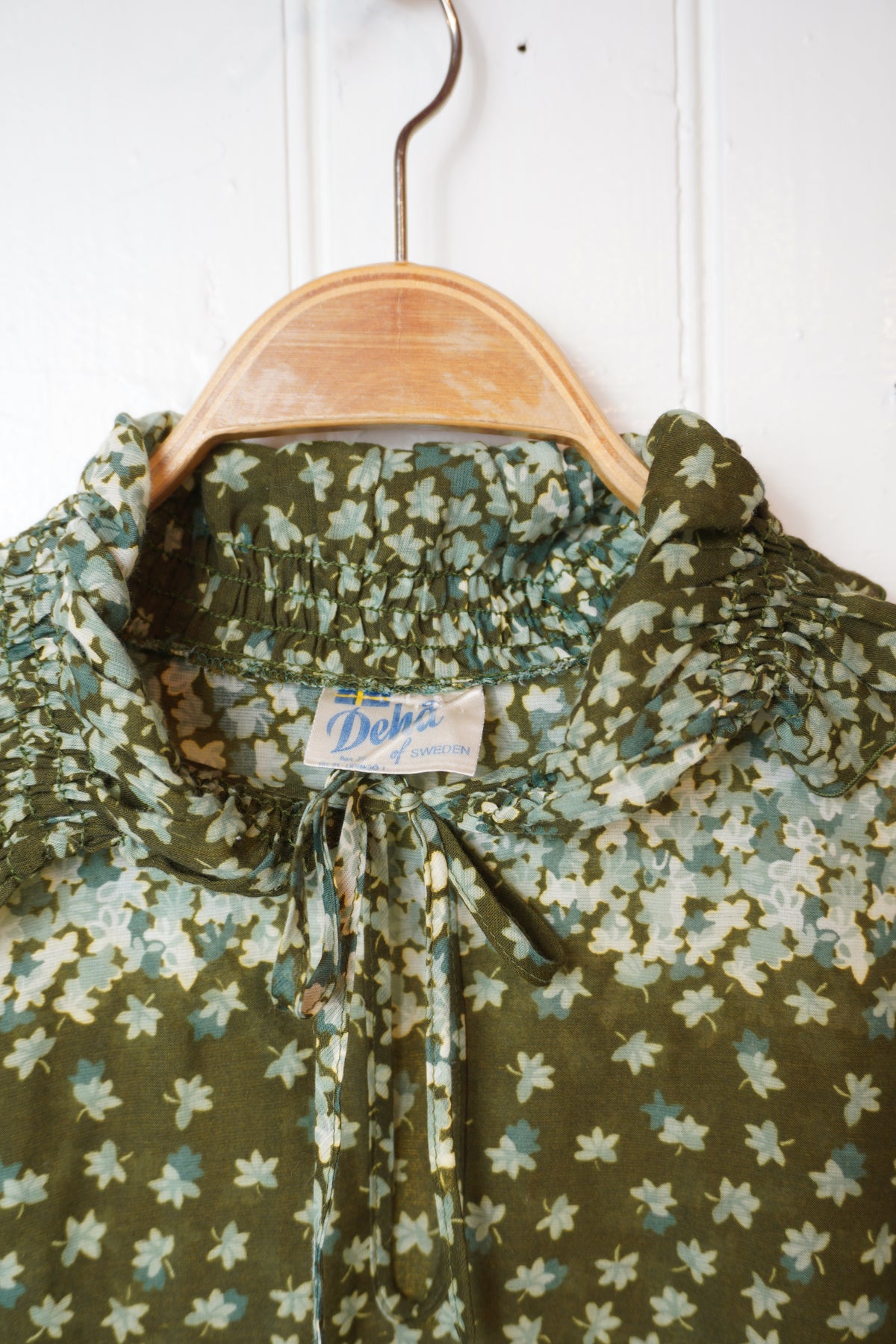 Grönblommig vintageblus med knytband – Dehå