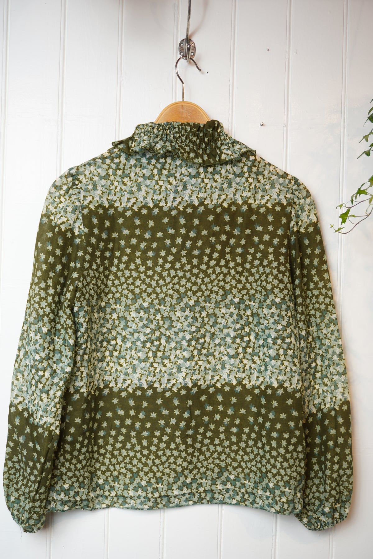 Grönblommig vintageblus med knytband – Dehå