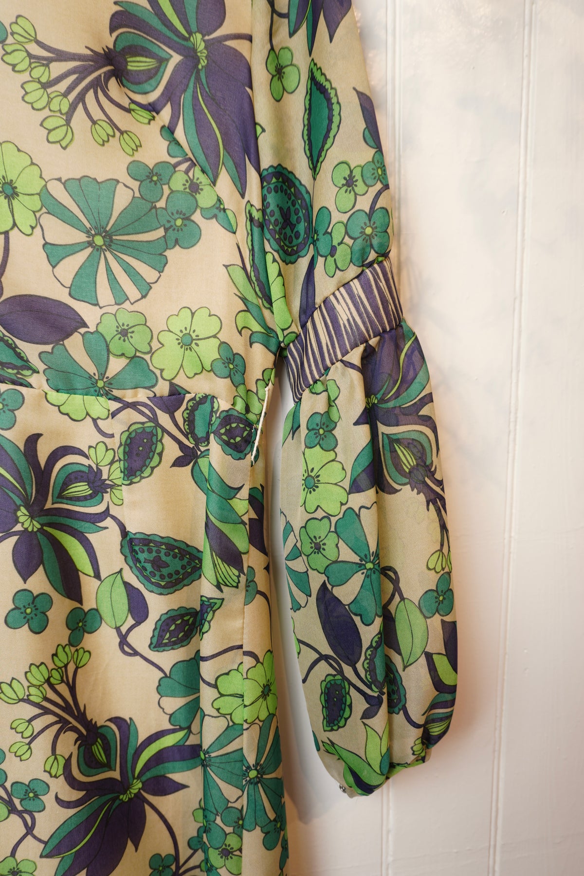 Blommig vintageklänning med ballongärmar – Shubette