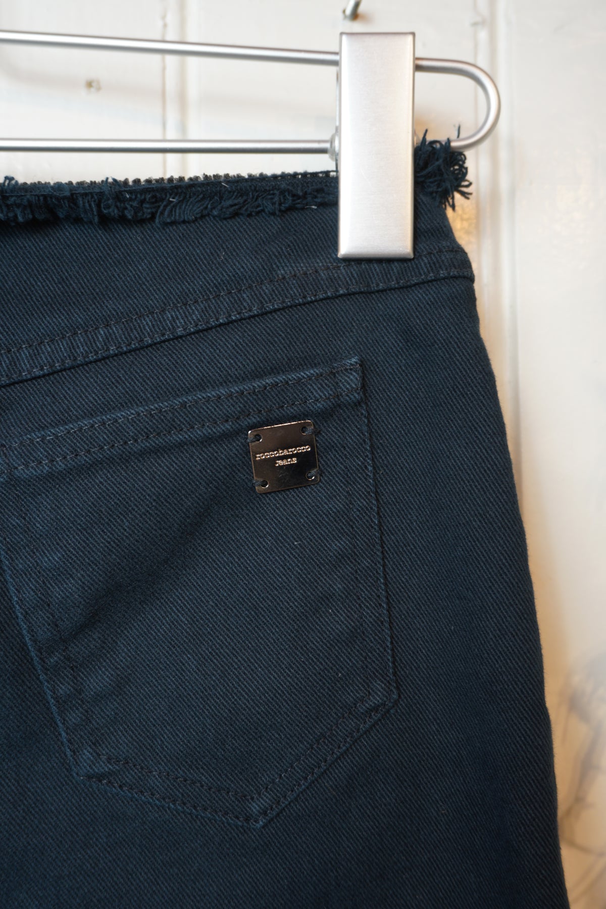 Lågmidjade jeans med slitningar – Rocco Barocco