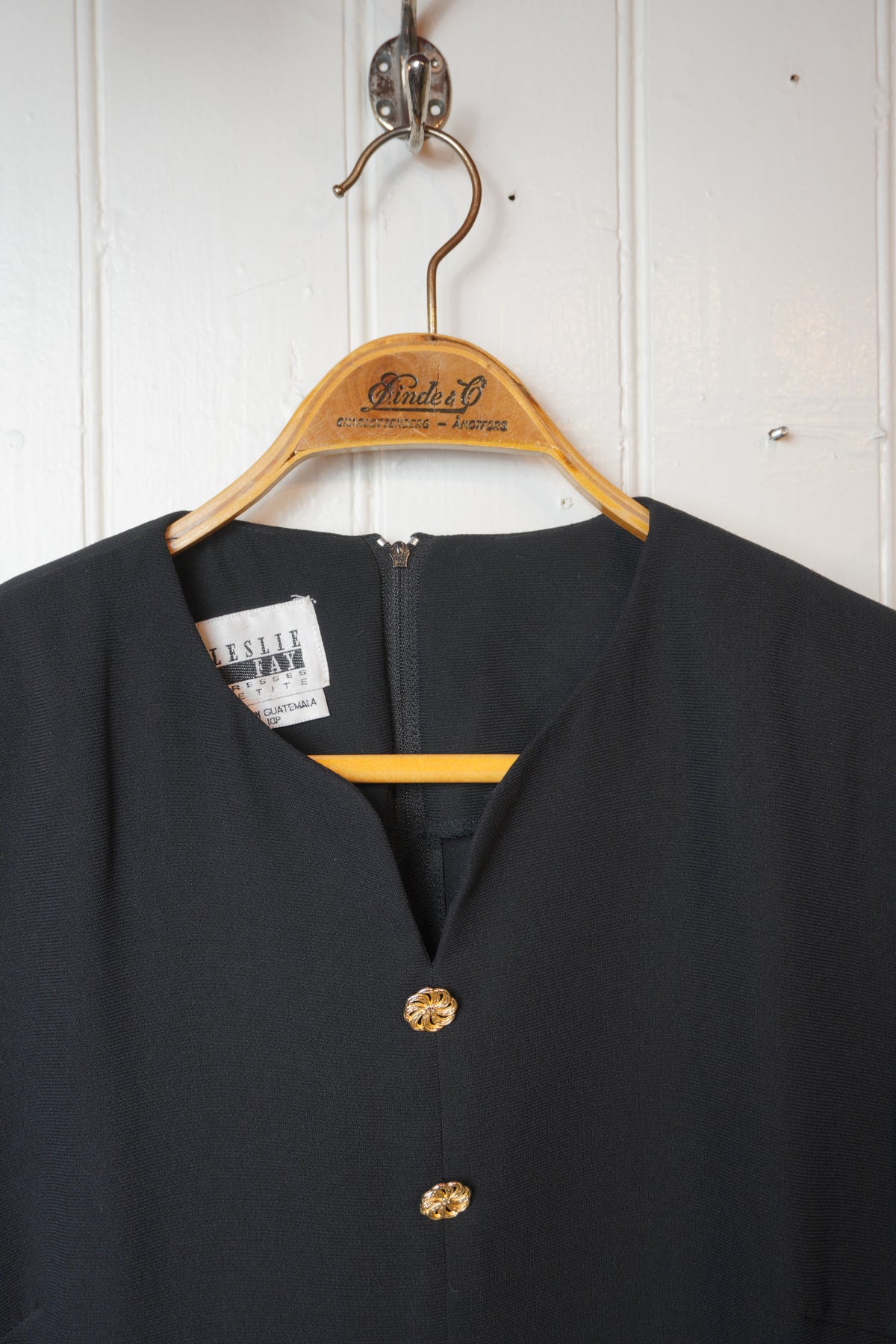 Svart vintageblus med guldfärgade knappar – Leslie Fay