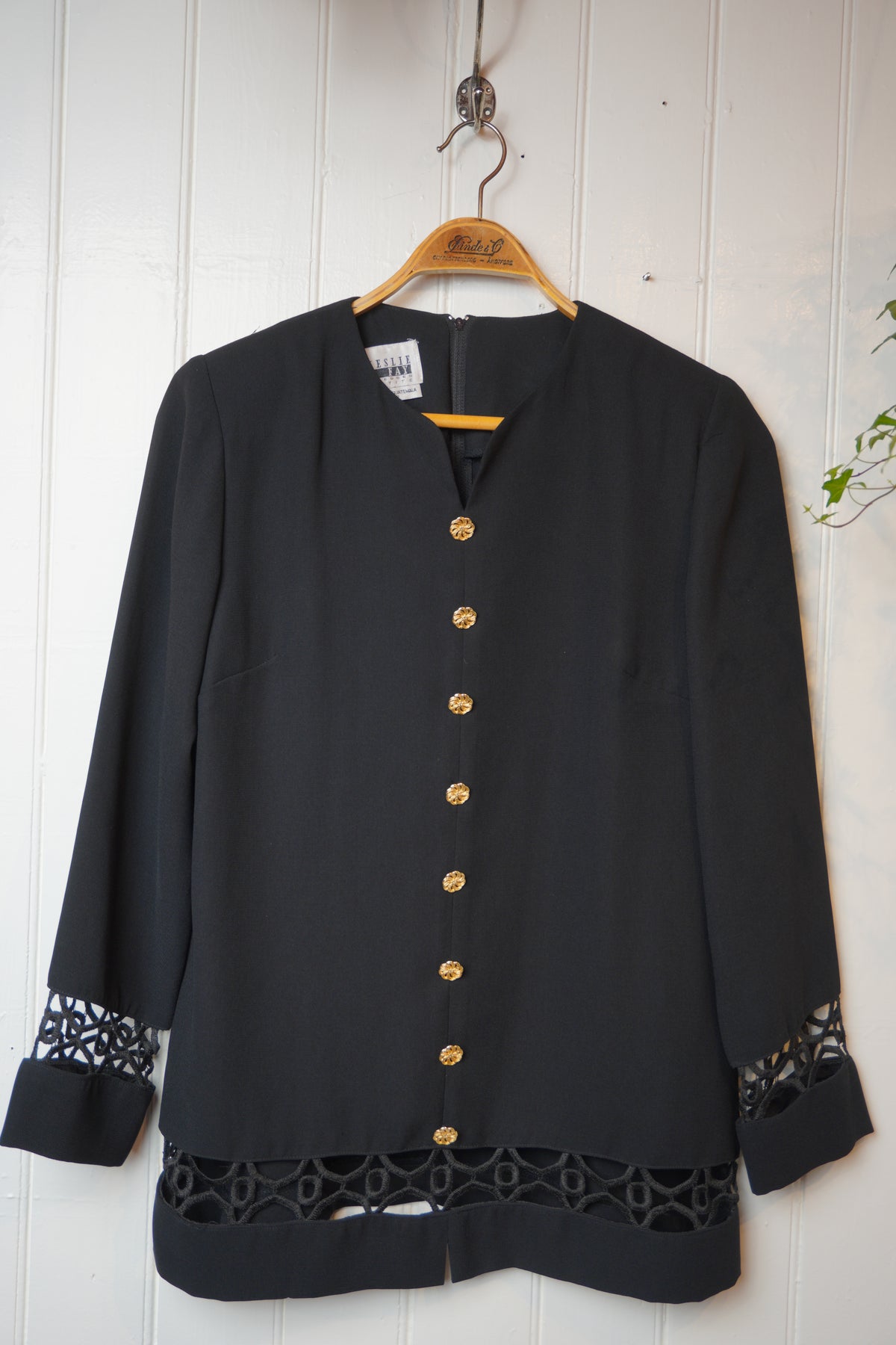 Svart vintageblus med guldfärgade knappar – Leslie Fay