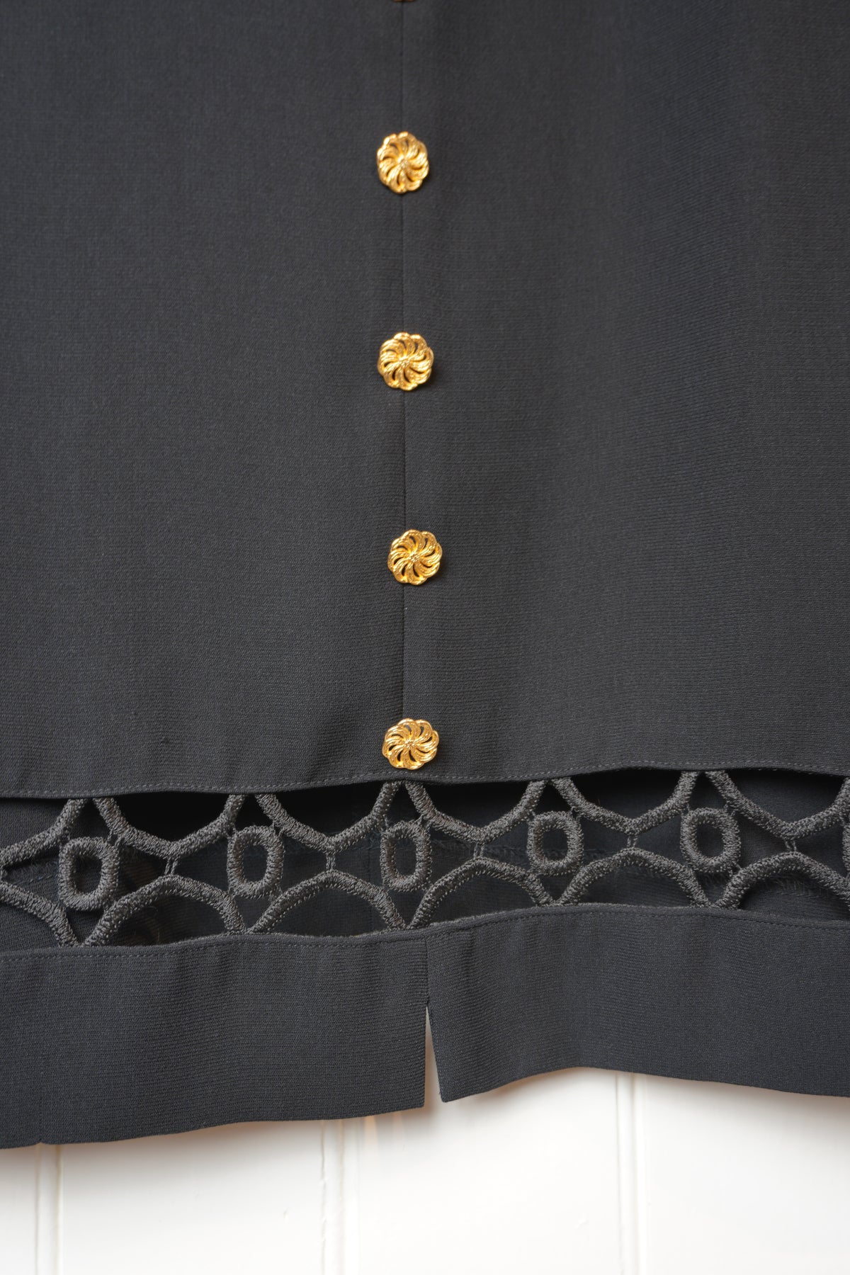 Svart vintageblus med guldfärgade knappar – Leslie Fay