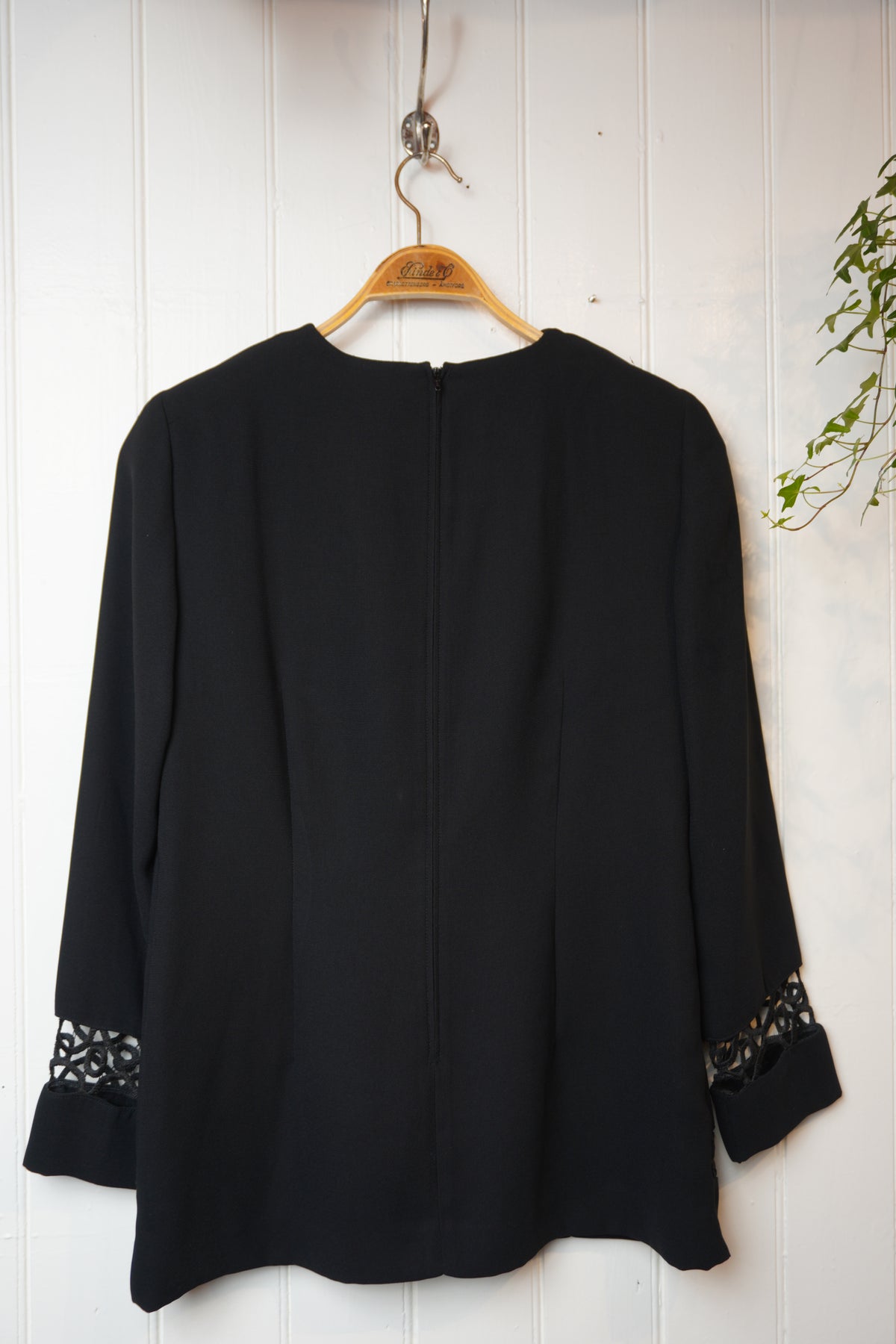 Svart vintageblus med guldfärgade knappar – Leslie Fay