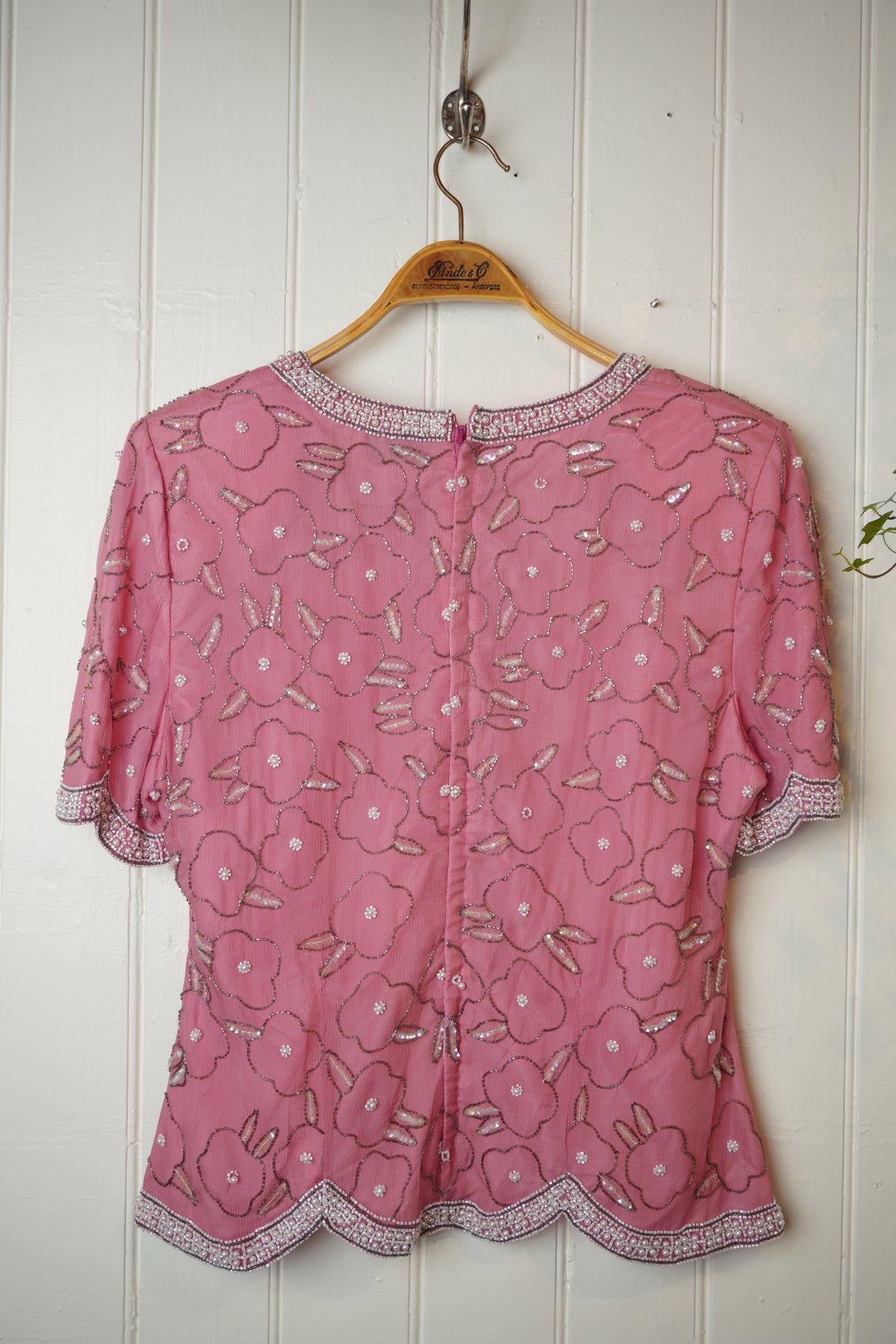 Rosa pärlbroderad blus – Simon Ellis