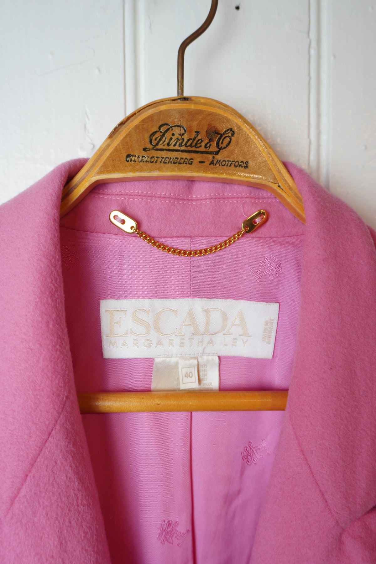 Rosa ullkavaj med guldknappar – Escada