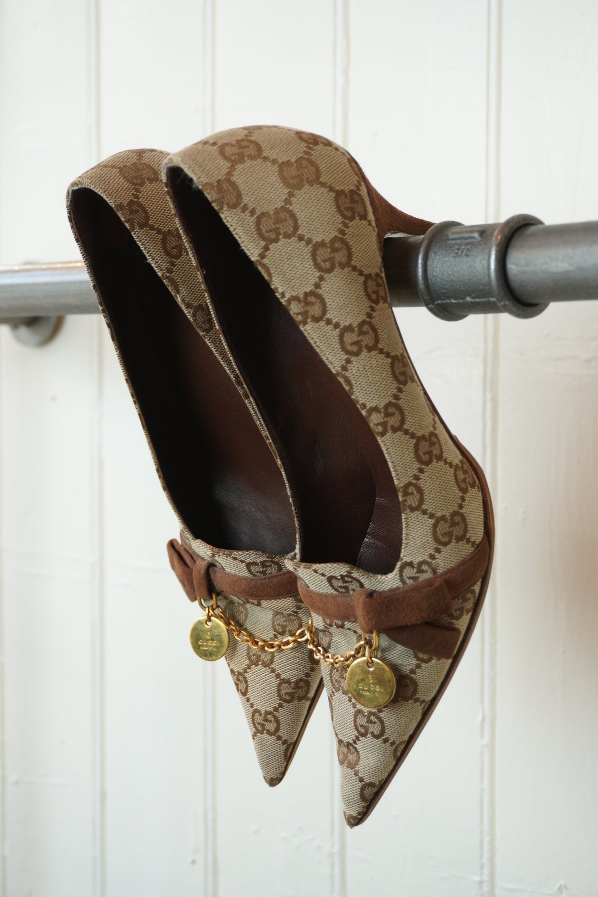 Gucci pumps med GG-monogram och gulddetaljer