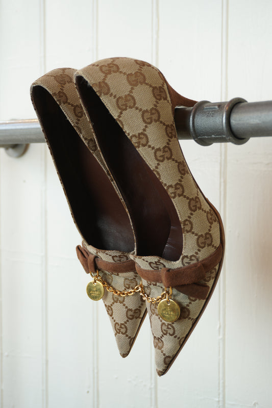 Gucci pumps med GG-monogram och gulddetaljer