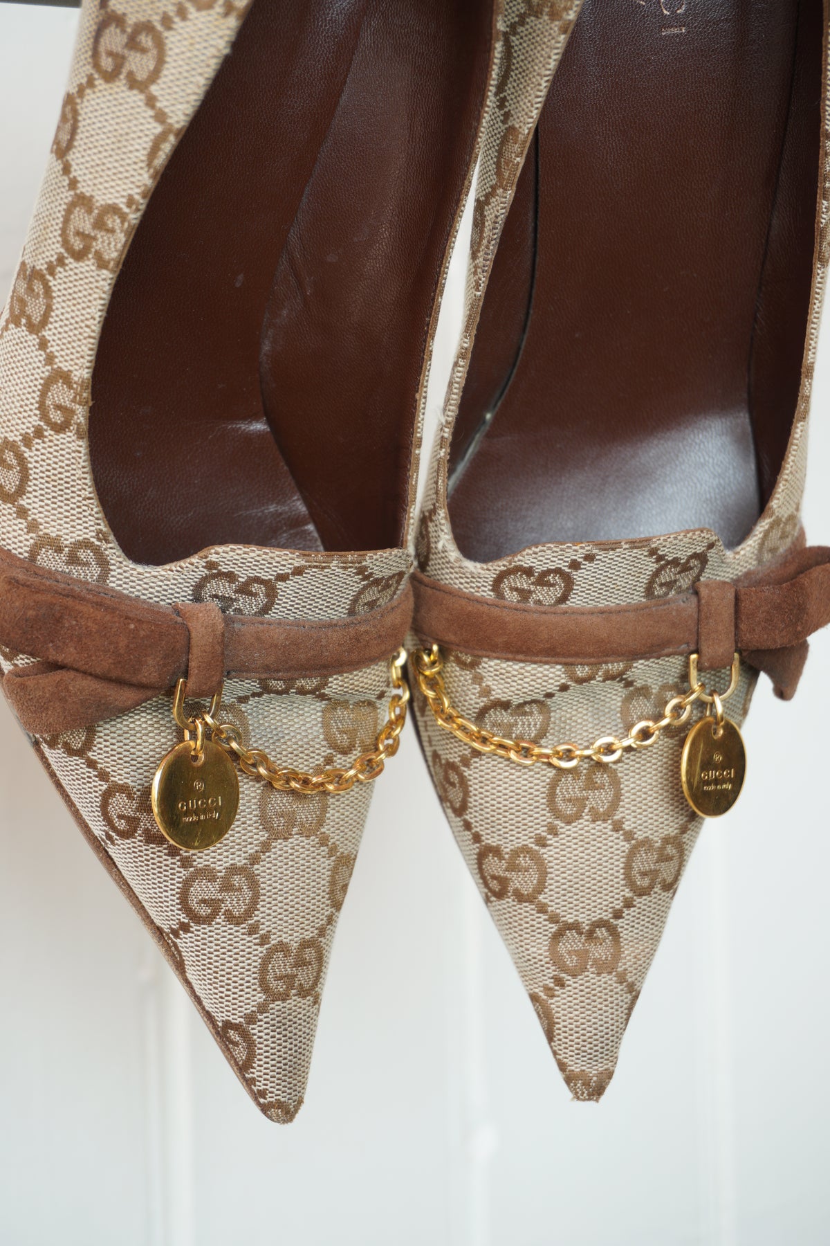 Gucci pumps med GG-monogram och gulddetaljer
