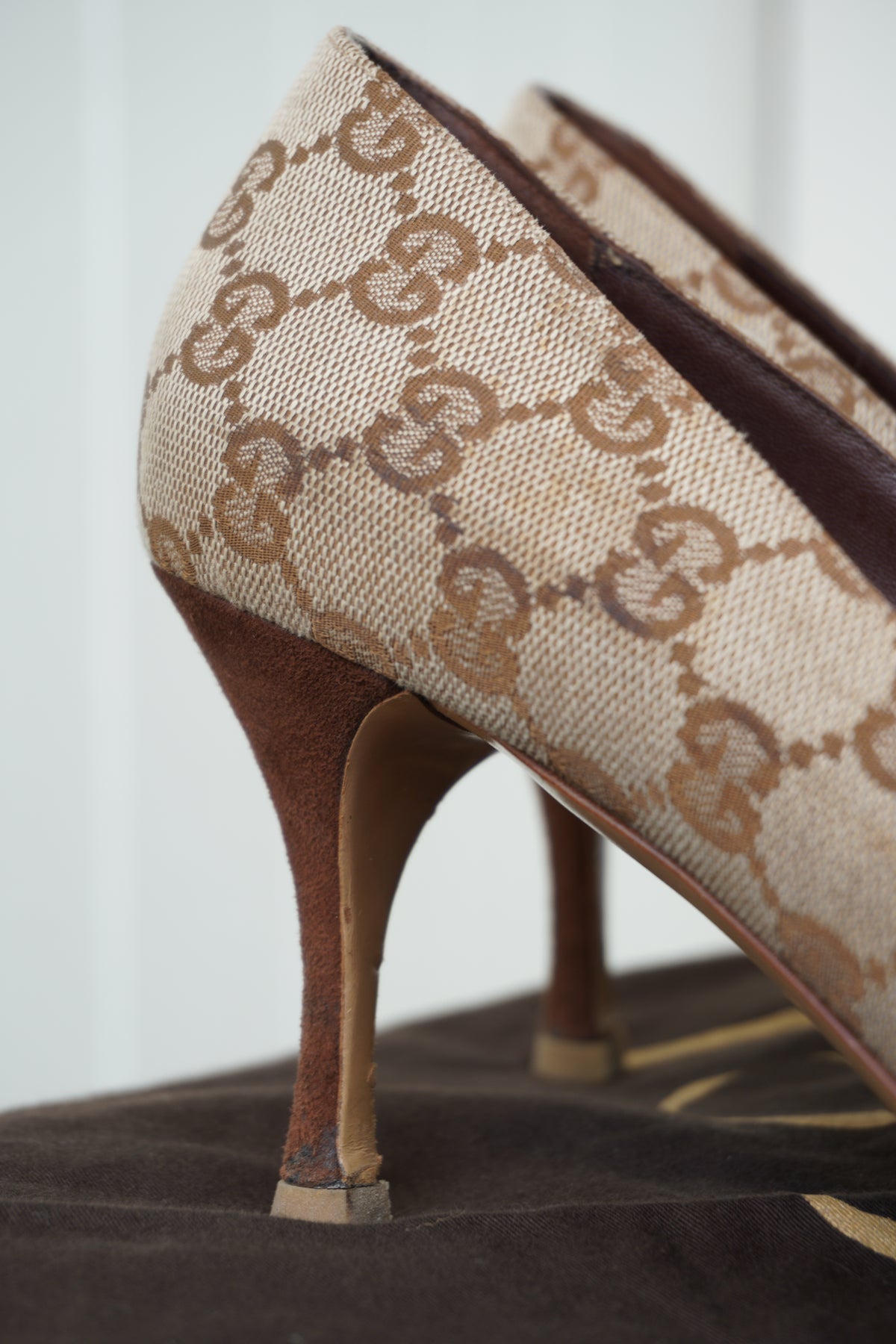 Gucci pumps med GG-monogram och gulddetaljer