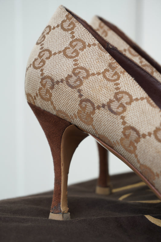 Gucci pumps med GG-monogram och gulddetaljer