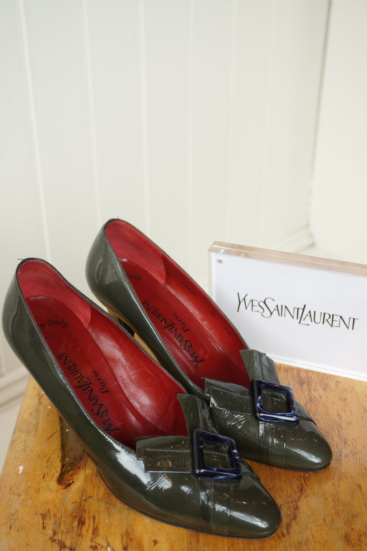 Yves Saint Laurent pumps med spännen