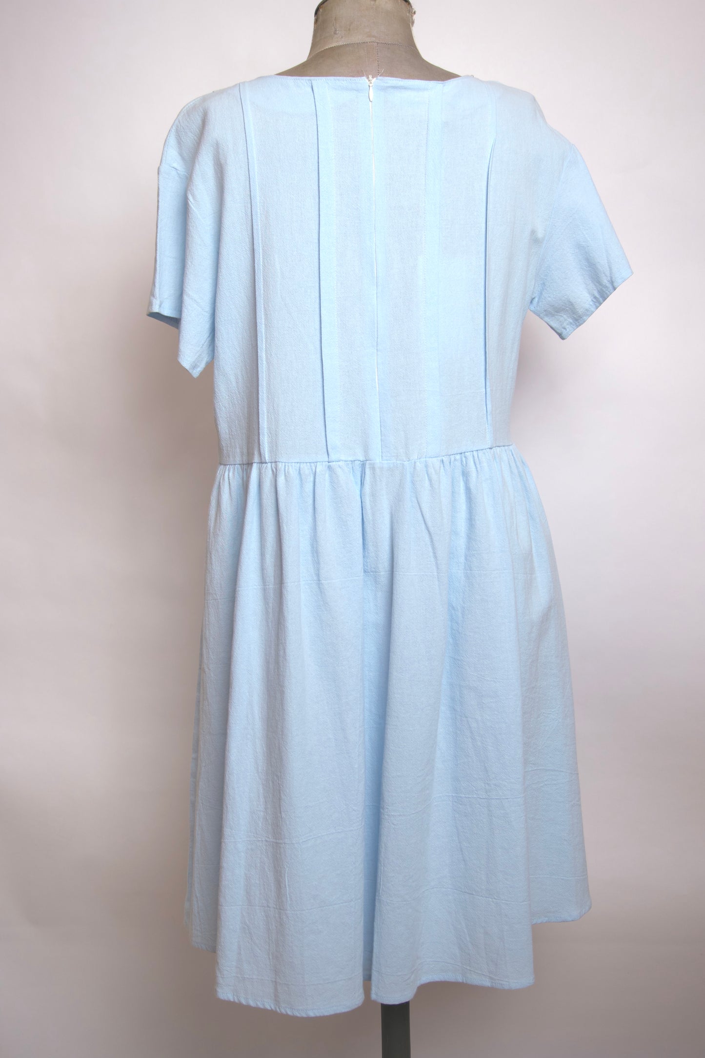 Ljusblå klänning med blommönster