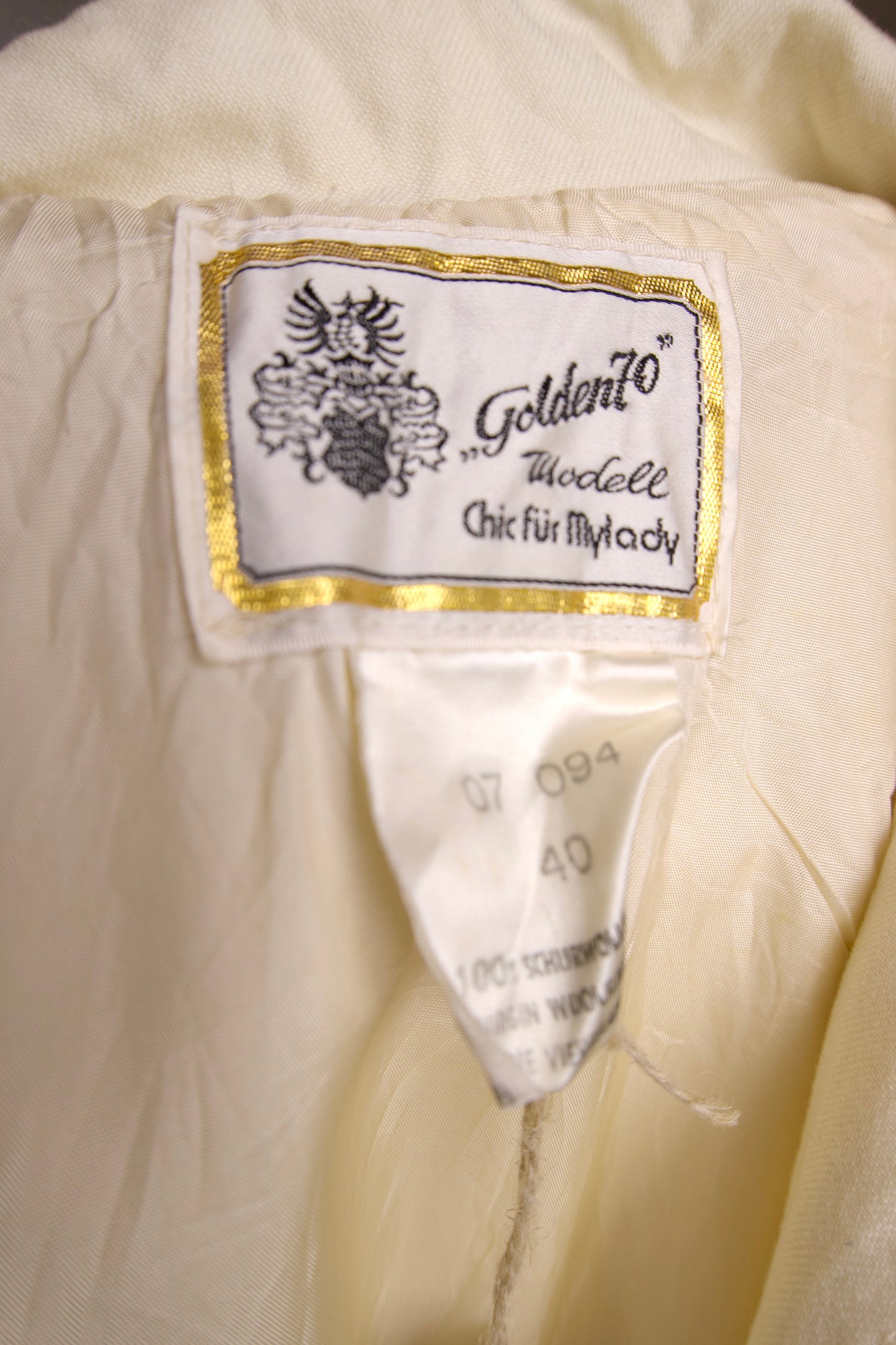Golden 70 Modele – Klänning med grafiska detaljer