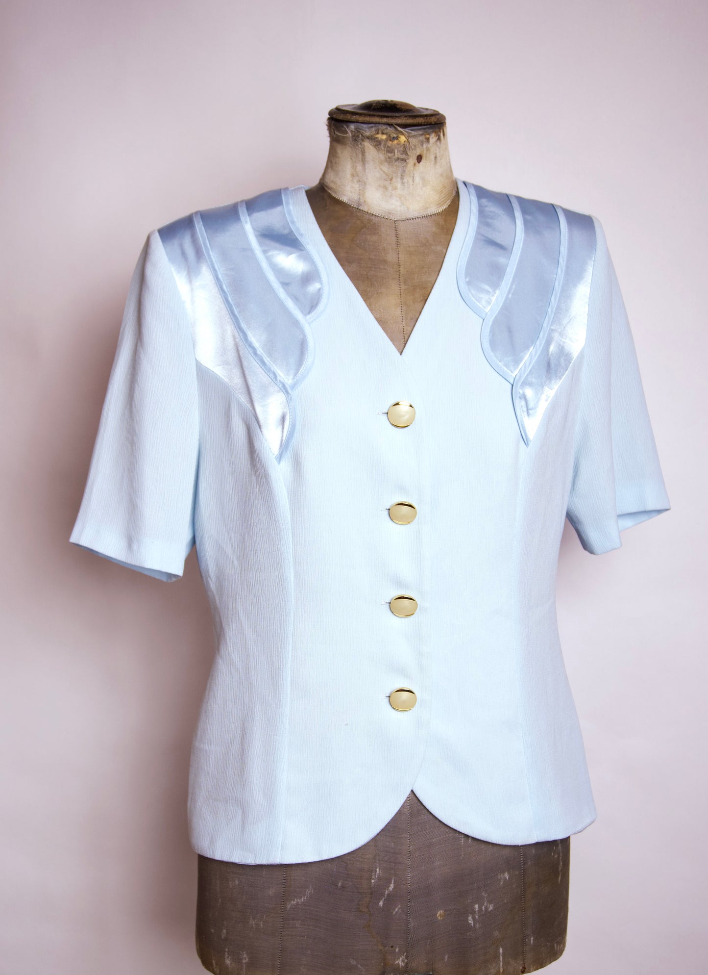 Vintage topp/blus i ljusblått med satindetaljer